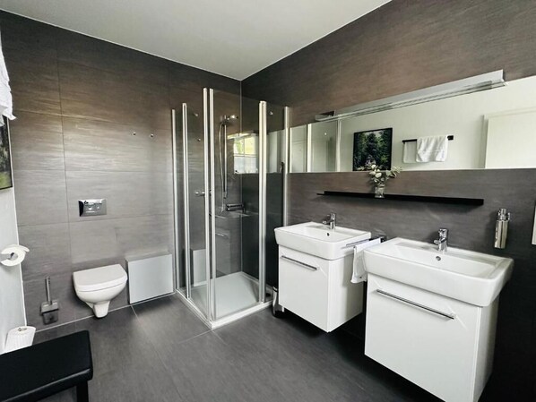 Dusche, Handtücher, Seife, Toilettenpapier