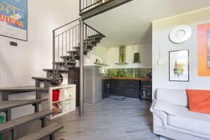 Living area - GuestHost - The Loft Quaranta is located in the Vigentino district of the city of Milan and boasts a spacious terrace equipped with outdoor furniture, barbecue and plants which guarantee considerable added value, especially on pleasant spring and summer  (Milano)