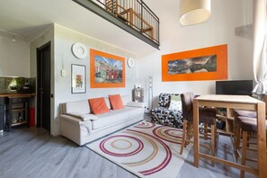 Living area - GuestHost - The Loft Quaranta is located in the Vigentino district of the city of Milan and boasts a spacious terrace equipped with outdoor furniture, barbecue and plants which guarantee considerable added value, especially on pleasant spring and summer  (Milano)