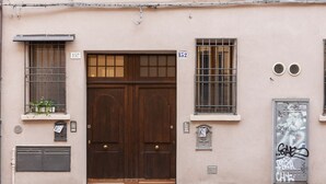 A building with a large wooden double door, numbered 132 and 152, with a small window above and a vent below. - GuestHost - Ferrara Jungle Apartment (Ferrara)