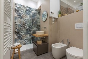 Douche, sèche-cheveux, bidet, serviettes fournies