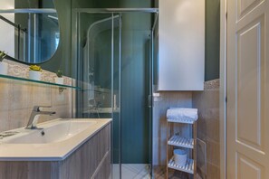Dusche, Haartrockner, Bidet, Handtücher