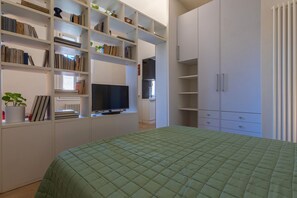 1 habitación, tabla de planchar con plancha, wifi y ropa de cama