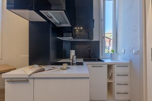 Stovetop, cookware/dishes/utensils