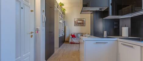 Plaque de cuisson, batterie de cuisine, vaisselle et ustensiles