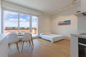 3 bedrooms, desk, iron/ironing board, WiFi - GuestHost - Bright and modern penthouse able of hosting up to 3 people, which boasts a large terrace with an unparalleled view of the Bolognese hills. The accommodation is located in a quiet residential area with low car traffic, near the Bellaria hospit (Bologna)