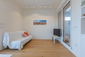 TV - GuestHost - Bright and modern penthouse able of hosting up to 3 people, which boasts a large terrace with an unparalleled view of the Bolognese hills. The accommodation is located in a quiet residential area with low car traffic, near the Bellaria hospit (Bologna)