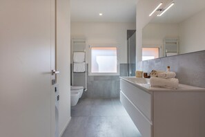 Shower, hair dryer, bidet, towels - GuestHost - Bright and modern penthouse able of hosting up to 3 people, which boasts a large terrace with an unparalleled view of the Bolognese hills. The accommodation is located in a quiet residential area with low car traffic, near the Bellaria hospit (Bologna)