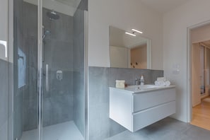 Shower, hair dryer, bidet, towels - GuestHost - Bright and modern penthouse able of hosting up to 3 people, which boasts a large terrace with an unparalleled view of the Bolognese hills. The accommodation is located in a quiet residential area with low car traffic, near the Bellaria hospit (Bologna)