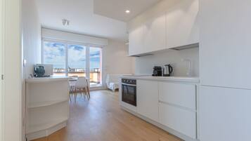 Frigorifero, microonde, forno, piano cottura