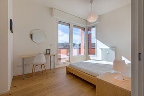 2 soverom, skrivebord, strykejern/-brett og wi-fi