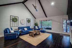 TV, fireplace - Lakeside Elegance Chic 3BR 2.5B (Rowlett)