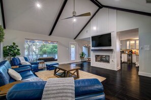 Interior - Lakeside Elegance Chic 3BR 2.5B (Rowlett)