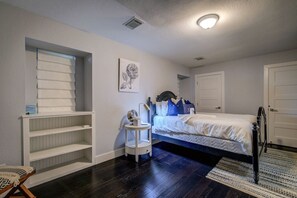 Een bureau, een strijkplank/strijkijzer, reisbedje, gratis wifi