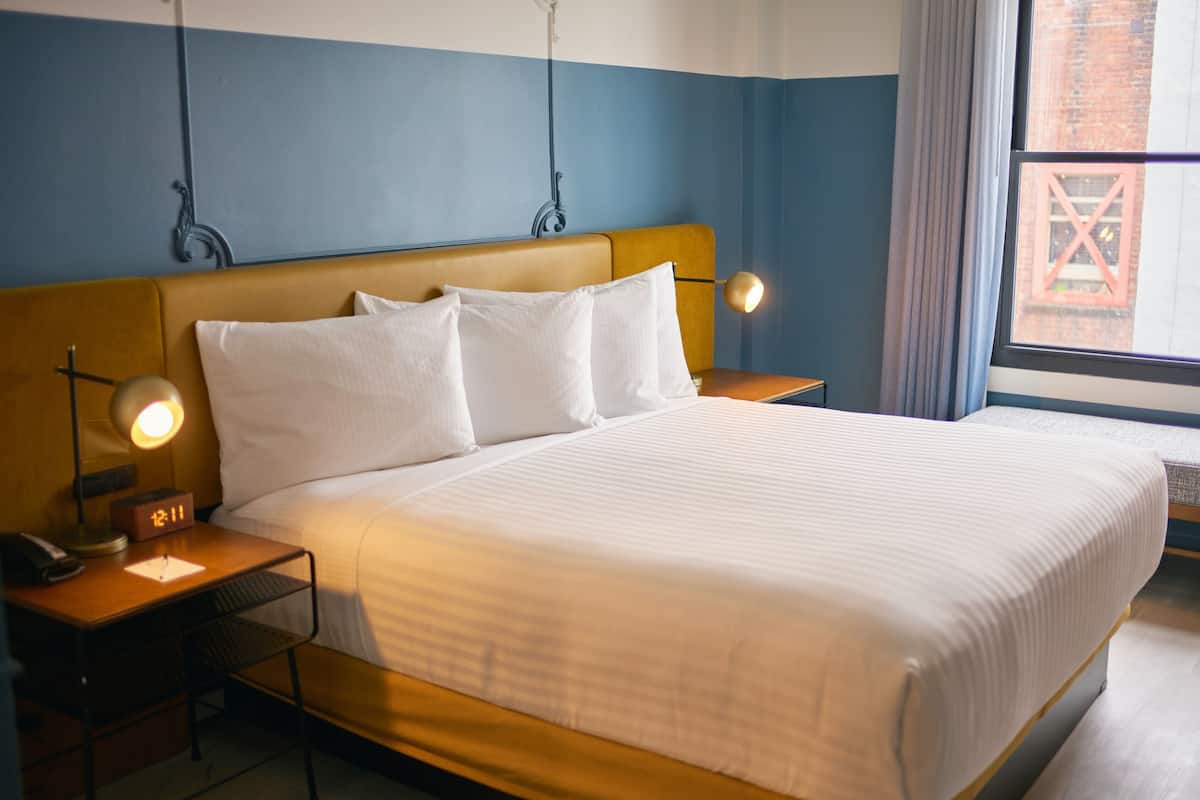 1 bedroom, Egyptian cotton sheets, premium bedding, down comforters