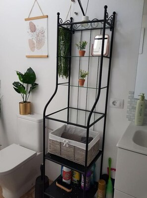 Haartrockner, Handtücher, Toilettenpapier