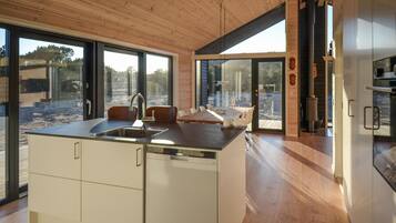 Een koelkast, een oven, een kookplaat, een vaatwasser