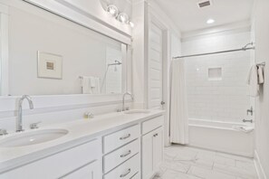 House (5 Bedrooms) | Bathroom | Bathtub - Destin Delight by Avantstay Majestic 3-story Home Near Beach~wifi~bbq~pets Ok~community Pool Access (Miramar Beach)