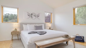 A bedroom with a bed, bedside tables, a bench, and artwork on the wall. - Sedona Sunrise by Avantstay Majestic Red Rocks Views~walk to Jordan Trailhead~peloton Bike~hot Tub~wifi (Sedona)