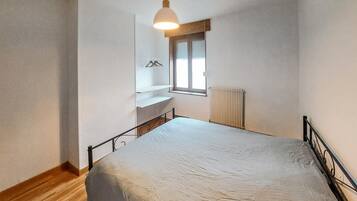 4 slaapkamers, een strijkplank/strijkijzer, reisbedje, gratis wifi