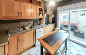 Fridge, microwave, oven, stovetop - Lovely home in Grand-Fort-Philippe with WiFi (Grand-Fort-Philippe)