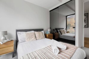 2 habitaciones, tabla de planchar con plancha, wifi y ropa de cama