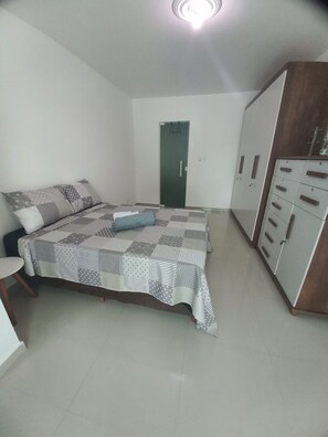 4 quartos, ferros/tábuas de passar roupa, Wi-Fi, roupa de cama