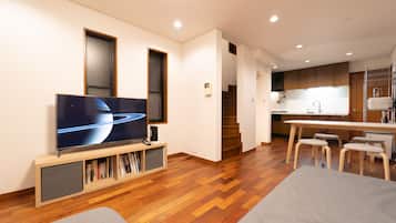 City villa | Woonruimte | Een 50-inch ledtelevisie met digitale zenders