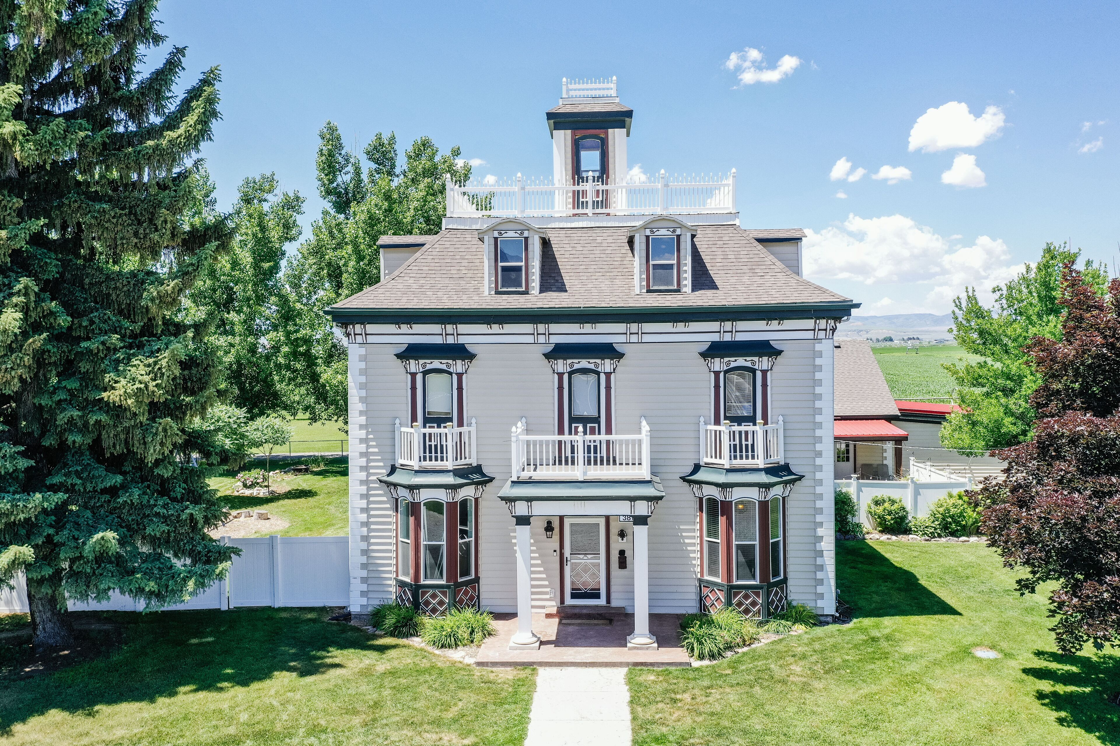The Pond House, a historic country home great for large family gatherings!