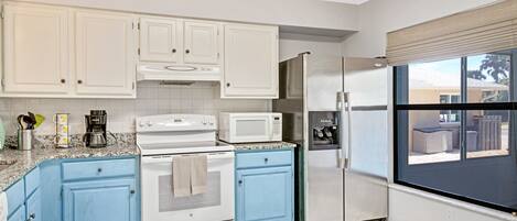 冷蔵庫、電子レンジ、オーブン、コンロ