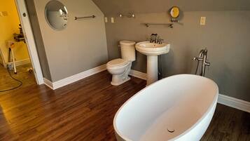 Shower, jetted bath, hair dryer, towels
