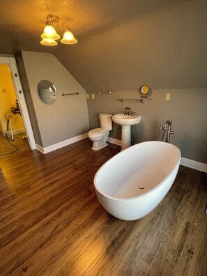 Shower, jetted tub, hair dryer, towels - Well Maintained Home Within Three Blocks from Historic Main Street Sheridan (Sheridan)