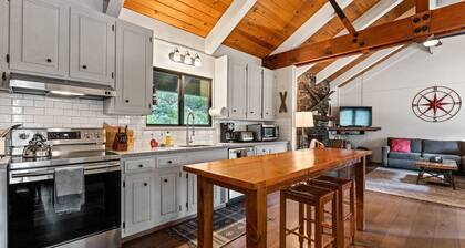 Trailblazer Chalet at Olympic Valley - 3 BR - Hot Tub - Wood Fireplace - Ski Shuttle Service