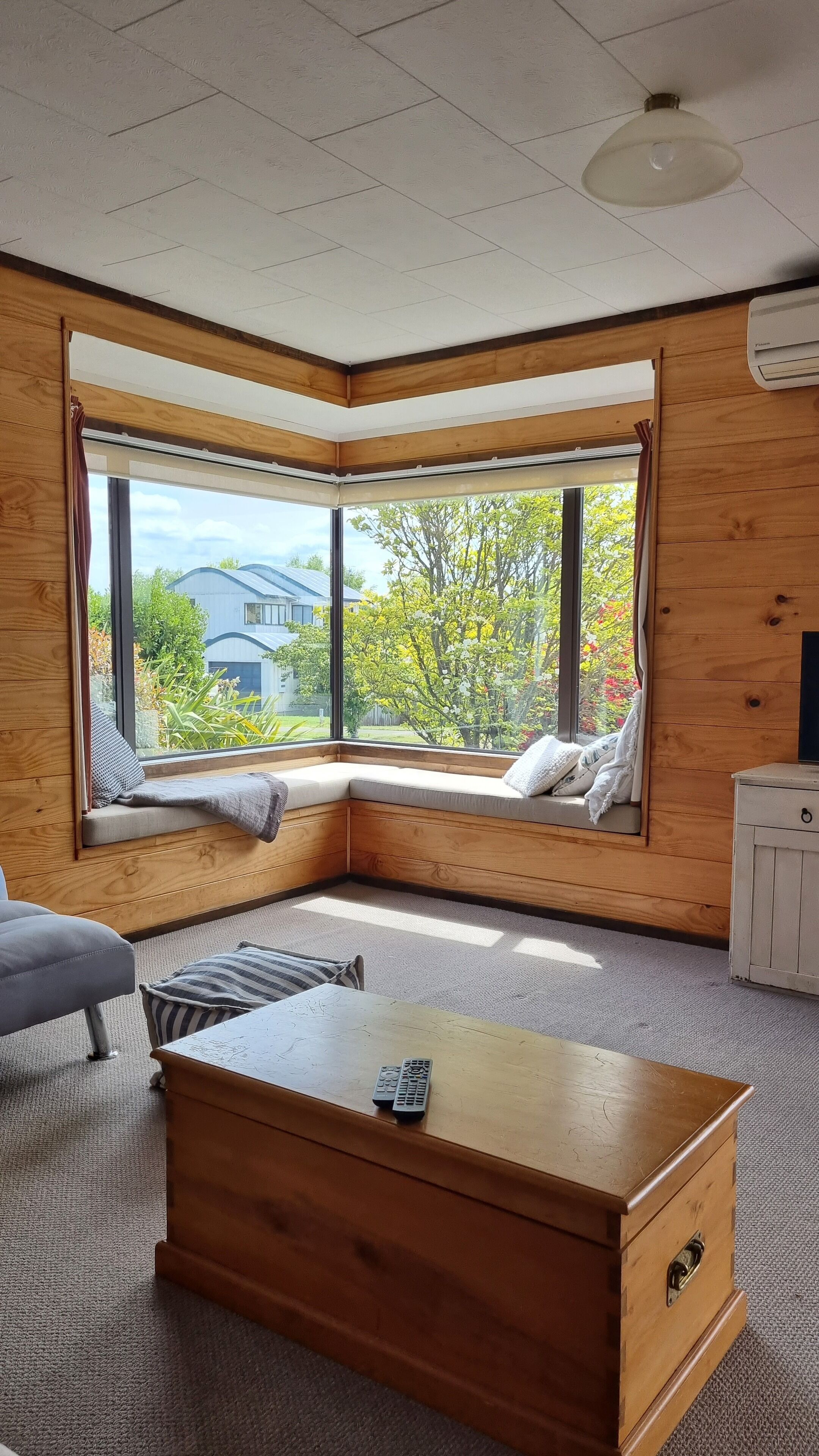 Smart TV, books, stereo