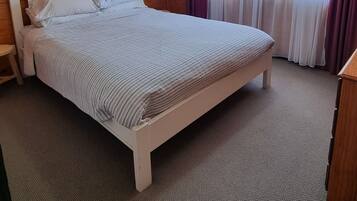 3 slaapkamers, een strijkplank/strijkijzer, reisbedje, gratis wifi