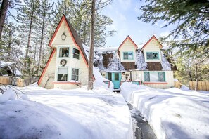 Exterior - Kapers - Walk to Slopes, Foosball, Fireplace (Big Bear Lake)