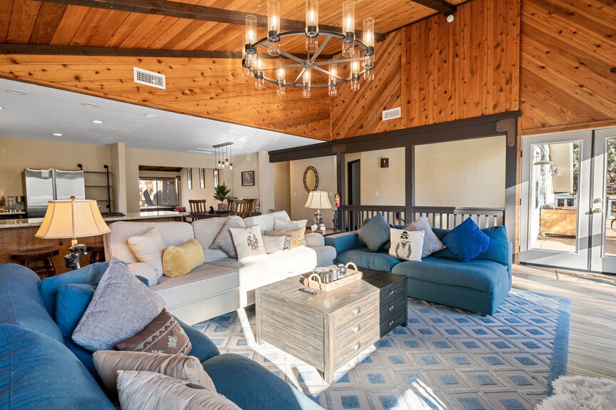Cozy Bear Chateau - Spacious Cabin | Ac, Pool Table, Arcade - Big Bear Lake