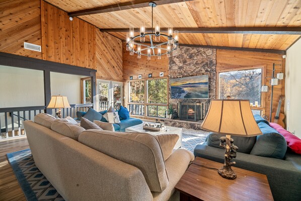 Smart TV, fireplace, video games, DVD player - Cozy Bear Chateau - AC, Pool Table, Foosball, Arcade Game, Spacious (Big Bear Lake)