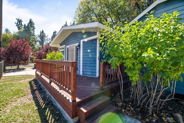 Exterior - Barton Bungalow - Apple TV, Fireplace, Barbecue, Close to Hiking Trails (Sugarloaf)