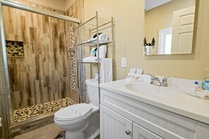 Douche, sèche-cheveux, serviettes fournies