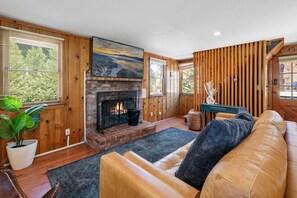 Smart TV, fireplace - Duke's Cabin - Close to Lake & Village, Fireplace, Deck, Barbecue (Big Bear Lake)