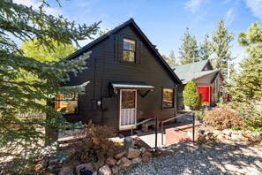 Exterior - Duke's Cabin - Close to Lake & Village, Fireplace, Deck, Barbecue (Big Bear Lake)
