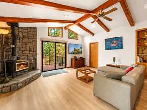 Smart TV, fireplace - Silver Rays - Walk to Lake/Village, Game Room, Pool Table, Air Hockey, BBQ (Big Bear Lake)