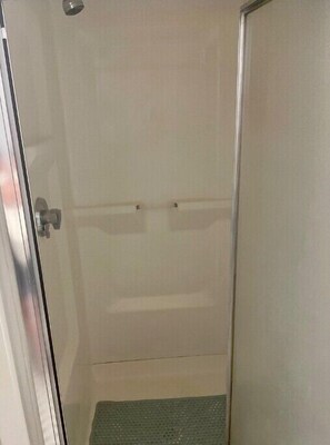 Regadera, toallas, papel de baño 