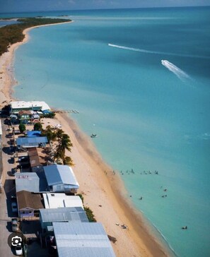 Perto da praia, espreguiçadeiras, toalhas de praia 