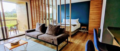 Smart TV, chimenea, libros, estéreo