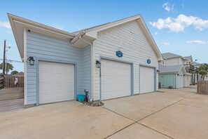 Exterior - Free Birds in Port Aransas! (Port Aransas)