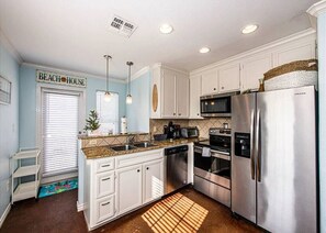 Køleskab, mikrobølgeovn, ovn, kogeplade