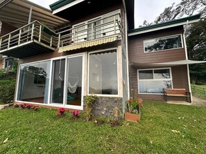Exterior - Beautiful and cozy apartment, 5kms - approx.10 mins - from downtown Santa Elena
 (Monte Verde)