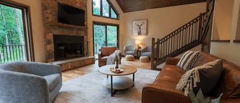 Una televisión, una chimenea, una oficina